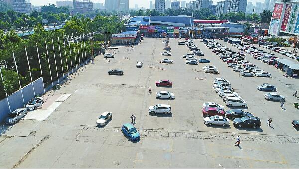 经十西路世购广场内成排集装箱被清除 空地变成了停车场