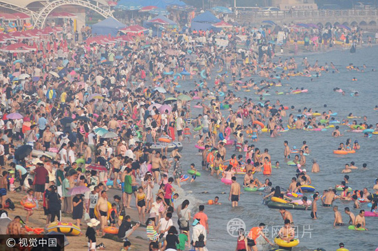 青岛:“入伏”进入高温模式 数万游客“下饺子”避暑