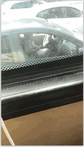 济南女子在私家车内当众撩胸 市民看后瞬间脸红