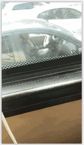 济南女子在私家车内当众撩胸 市民看后瞬间脸红