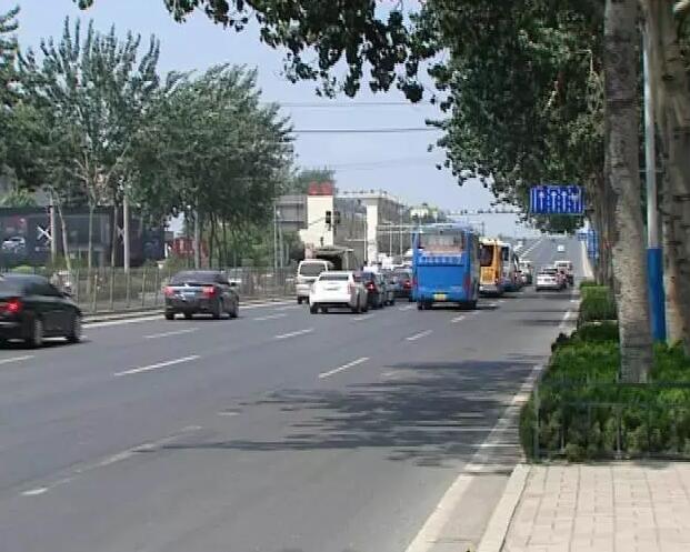 济南女子在私家车内当众撩胸 市民看后瞬间脸红