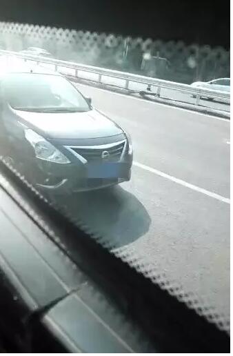 济南女子在私家车内当众撩胸 市民看后瞬间脸红