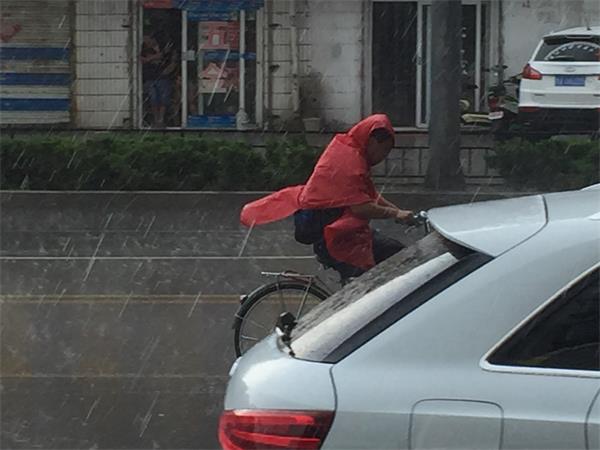 济南迎来雷阵雨天气 为连日的高温天气带来一丝清凉