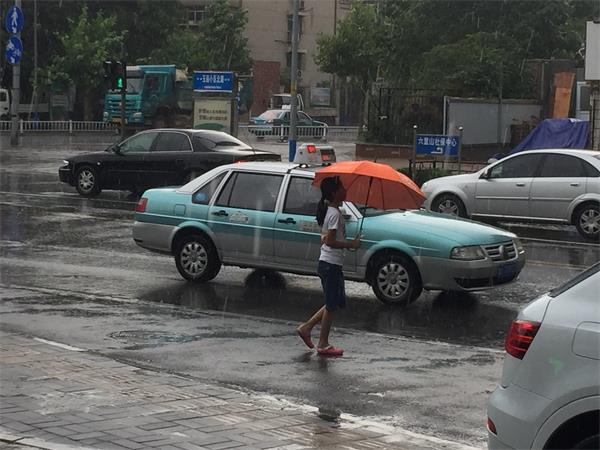 济南迎来雷阵雨天气 为连日的高温天气带来一丝清凉