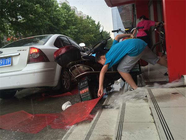 济南迎来雷阵雨天气 为连日的高温天气带来一丝清凉