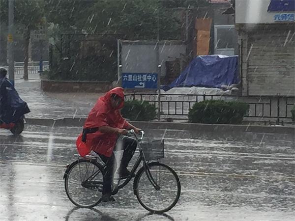 济南迎来雷阵雨天气 为连日的高温天气带来一丝清凉