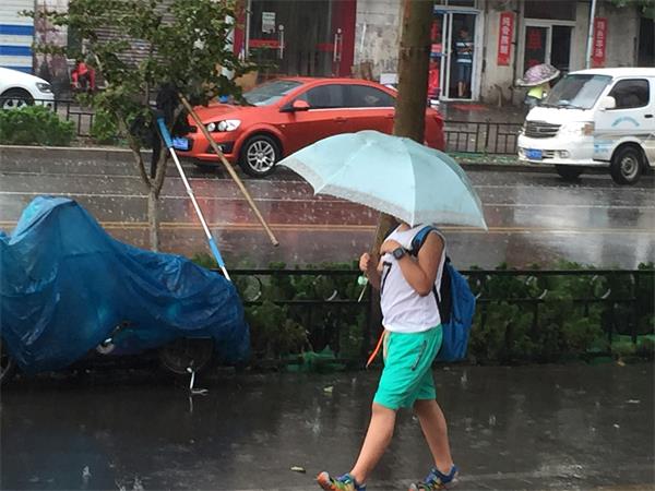 济南迎来雷阵雨天气 为连日的高温天气带来一丝清凉