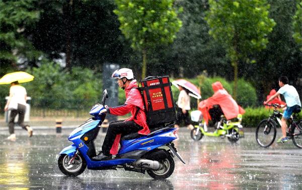 济南：半城风雨半城晴 雷雨短暂难降暑热