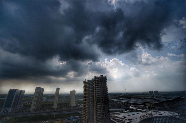 济南：半城风雨半城晴 雷雨短暂难降暑热