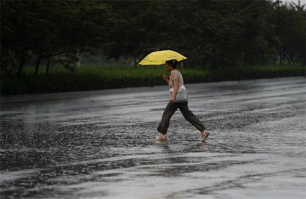 济南：半城风雨半城晴 雷雨短暂难降暑热