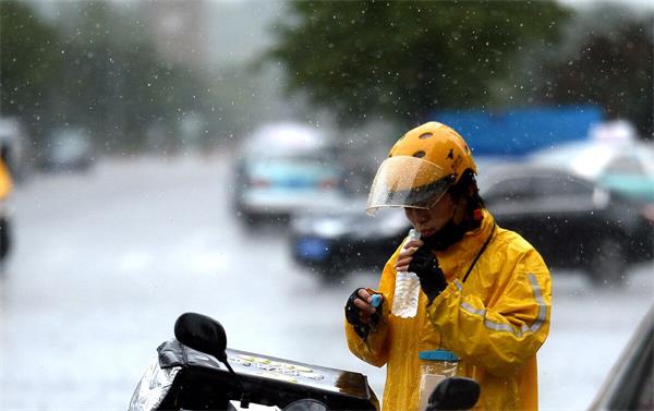 济南：半城风雨半城晴 雷雨短暂难降暑热