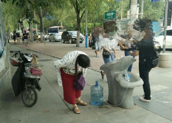 济南不文明行为曝光 泉水“大桶客”霸占直饮点招人烦