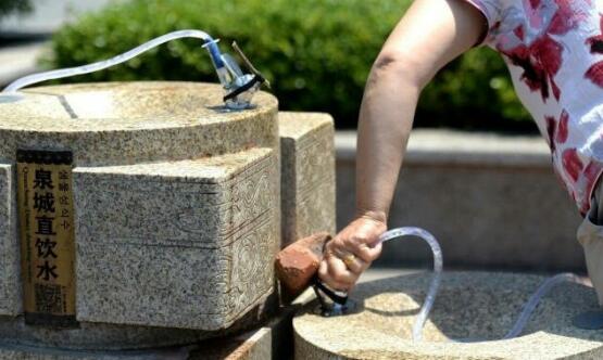 济南不文明行为曝光 泉水“大桶客”霸占直饮点招人烦