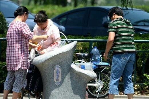 济南不文明行为曝光 泉水"大桶客"霸占直饮点招人烦