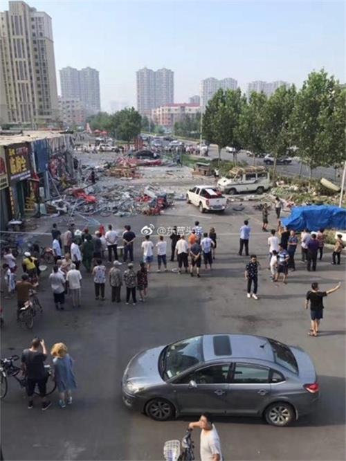 东营一餐馆疑似液化气罐爆炸 4人重伤多个店铺受损