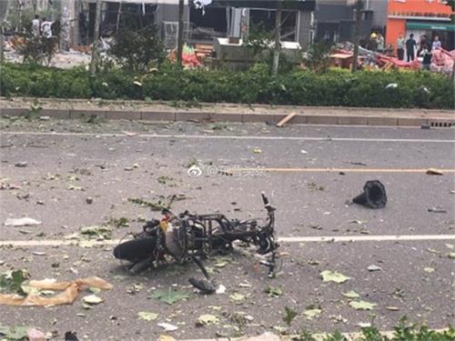 东营一餐馆疑似液化气罐爆炸 4人重伤多个店铺受损