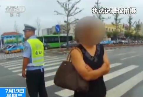 菏泽一女子违规不听劝 辱骂交警并称：交警没资格