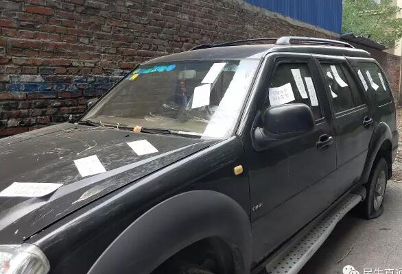 凤凰山路20多辆私家车一夜遭殃 被胶水弄成