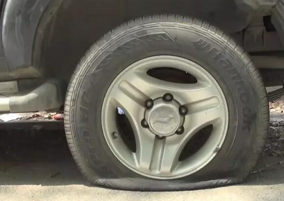 凤凰山路20多辆私家车一夜遭殃 被胶水弄成