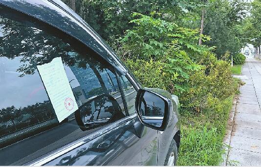 网约车趴在西客站附近揽活 扎堆违停挤得行人无路可走