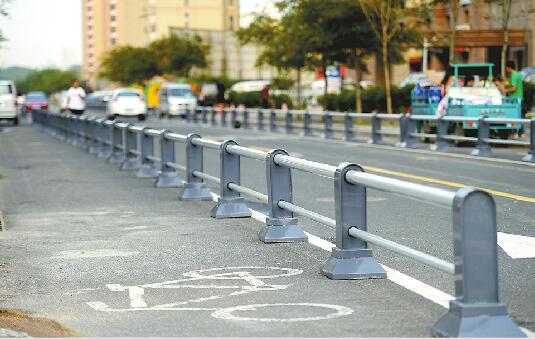 网约车趴在西客站附近揽活 扎堆违停挤得行人无路可走