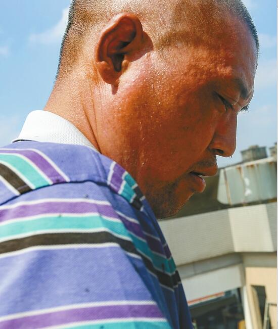 太阳下你最美！47℃墙面上的蜘蛛侠 他们没有停下脚步