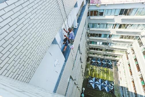 太阳下你最美！47℃墙面上的蜘蛛侠 他们没有停下脚步