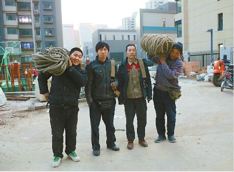 太阳下你最美！47℃墙面上的蜘蛛侠 他们没有停下脚步