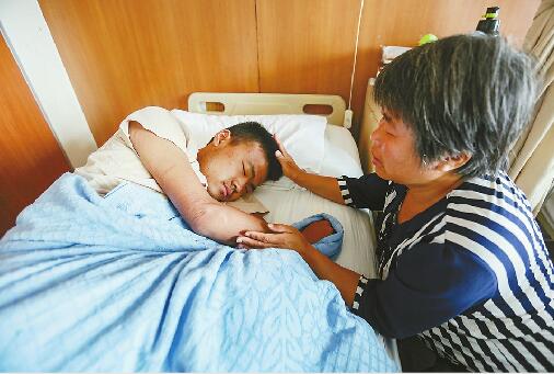 37万费用缺口成拦路虎 为救患尿毒症的儿单身母亲路边乞讨 