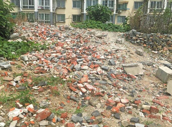 济南药山郡小区南侧拆迁废墟裸露 周围扬尘很严重