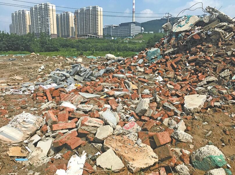 济南港沟中学北侧建筑垃圾裸露 扬尘严重