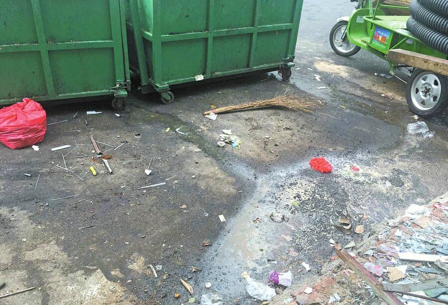 枫景园门口附近真臭!垃圾桶内污水外溢下水道还被堵死了