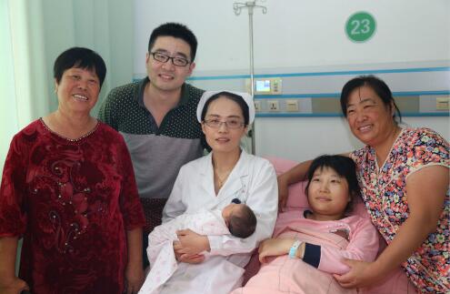 烟台一孕妇停车场产女 爱心护士助产接生