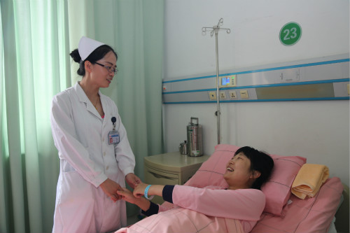 烟台一孕妇停车场产女 爱心护士助产接生