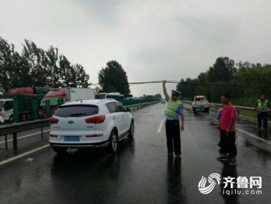 点赞“托举哥”！莱芜高速电缆脱落 交警托举半小时保通行