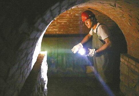 热力检修工平均作业温度在50℃以上 不到20分钟一瓶冰全化了