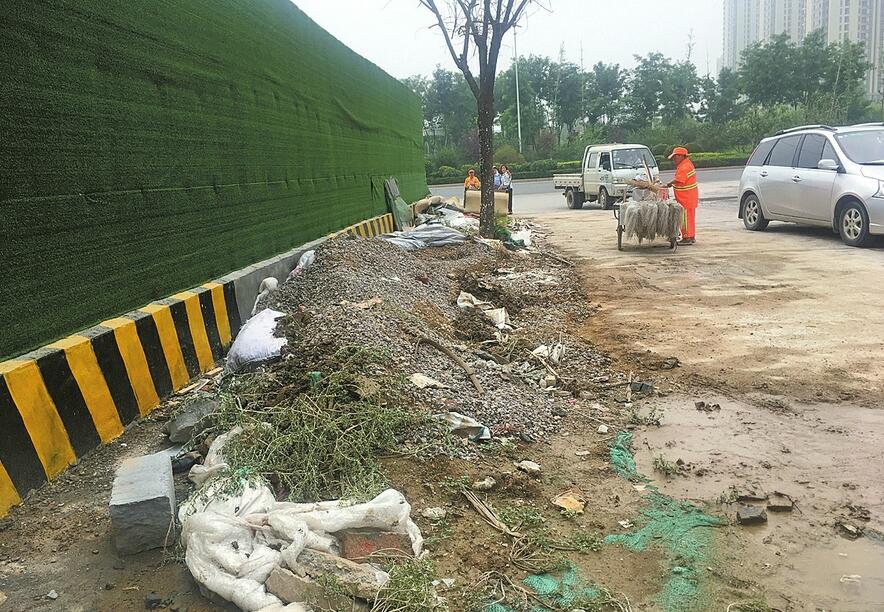 民营经科园路与小清河北路交叉口一工地存在脏乱及扬尘问题