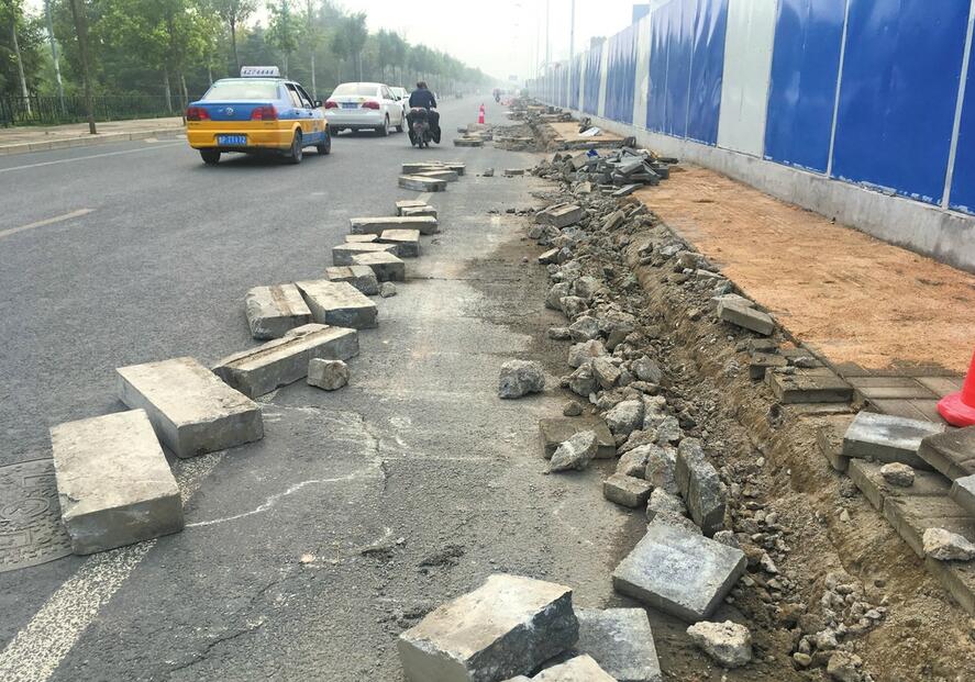 小清河南路与东沙王路交叉口建筑物料散落