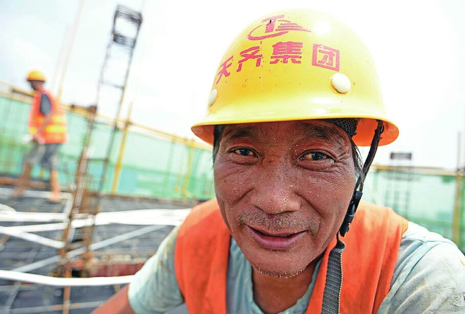 为泉城百姓安居为城市发展 他们用汗水浇筑城市之美