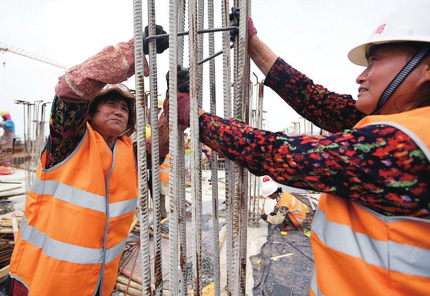 为泉城百姓安居为城市发展 他们用汗水浇筑城市之美