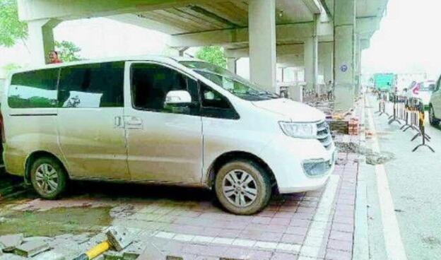 济南顺河高架停车场有点乱：没启动就有人收