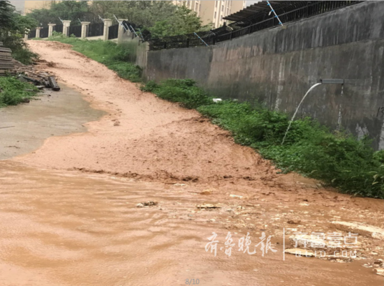 济南领秀城小区渣土山遇雨泥沙流成河 二十二区院内变成黄泥地