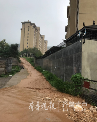 济南领秀城小区渣土山遇雨泥沙流成河 二十二区院内变成黄泥地