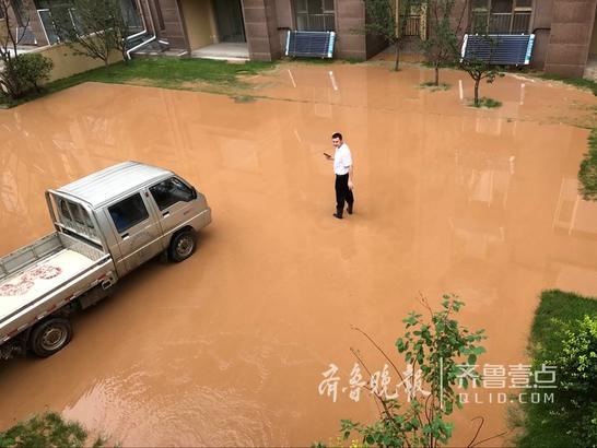 济南领秀城小区渣土山遇雨泥沙流成河 二十二区院内变成黄泥地