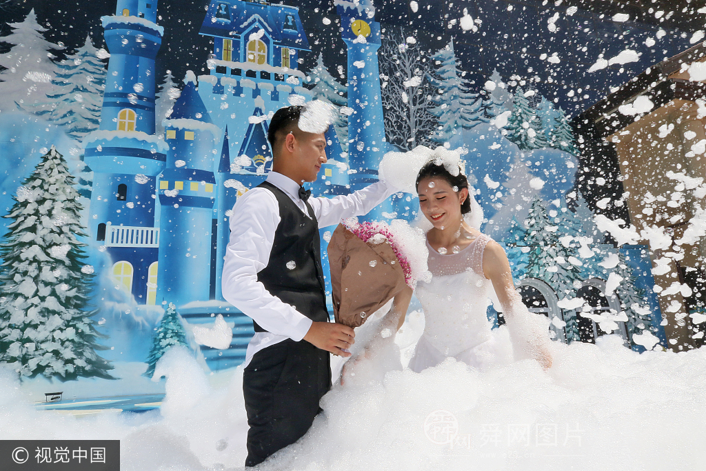 烟台这对情侣真会玩!三伏天里拍“冰雪奇缘”婚纱照