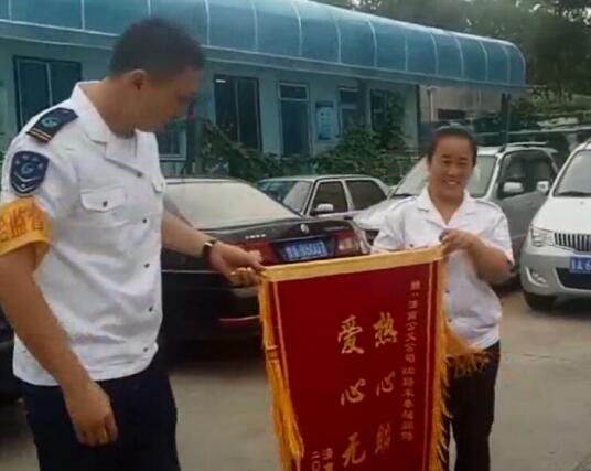 暖心！3女子被困积水中 公交司机停车救援