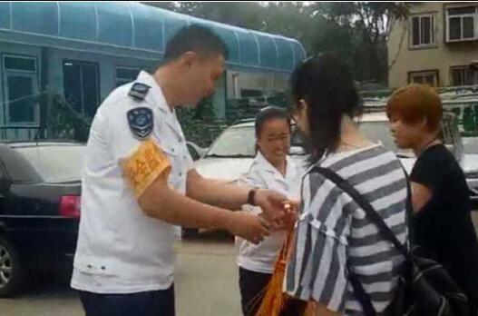 暖心！3女子被困积水中 公交司机停车救援