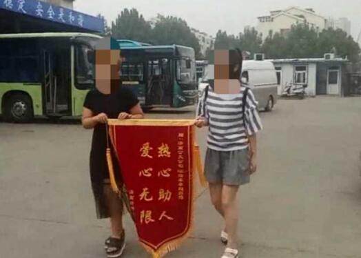 暖心！3女子被困积水中 公交司机停车救援