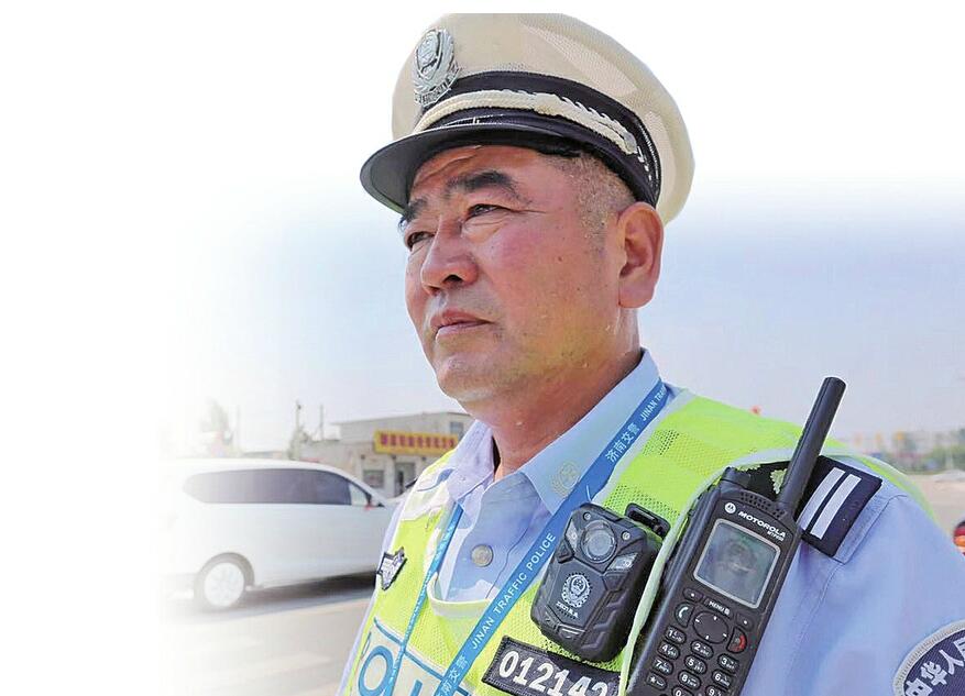 他在基层一线工作39个年头 为创城依然在路口坚守执勤