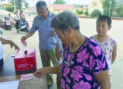 液化气爆燃夫妻俩被烧伤 青岛一村庄全村人排队来捐款